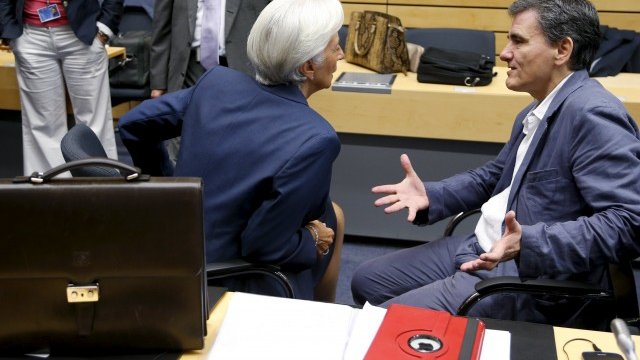 <p>
	Ще погледнат ли в различни посоки&nbsp;генералният директор на фонда Кристин Лагард и гръцкият финансов министър Евкалидис Цакалотос. <em>Снимка: Ройтерс</em></p>
