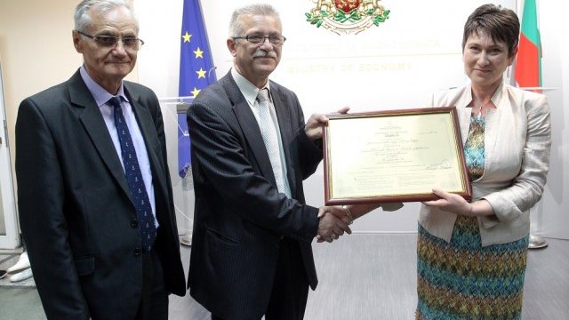 <p>
	Даниела Везиева връчи сертификат за инвестиция клас &quot;А&quot; на &quot;Фьосталпине&quot;. <em>Снимка: БТА</em></p>
