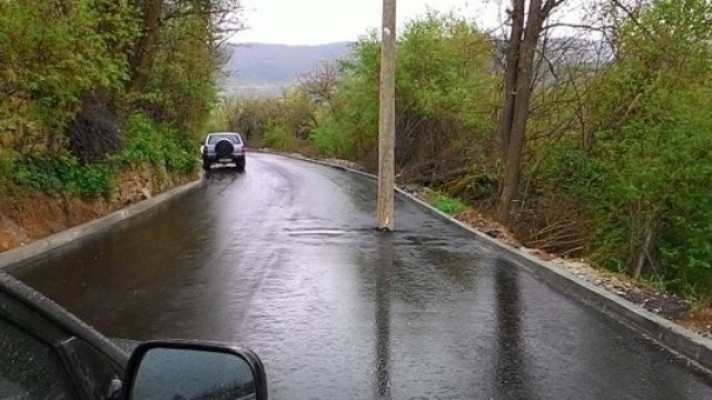 <p>
	Стълб сред новоизградено пътно платно. <em>Снимка: Фейсбук</em></p>
