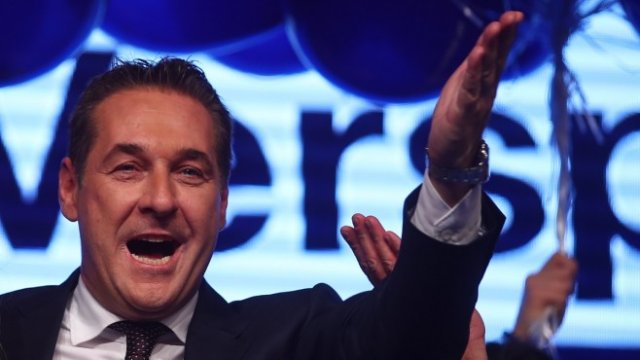 <p>
	Хайнц-Кристиан Щрахе след изборите в неделя.<em> Снимка: Ройтерс</em></p>
