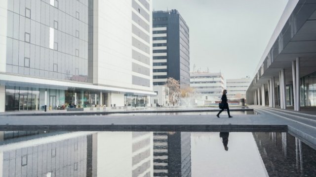 <p>
	<em>Централните банкери очакват покачването на цените да се забави през следващата година и да достигне 3,2% в последния месец на 2023 г. Снимка: Bloomberg L.P.</em></p>
