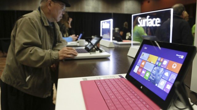 <p>
	Новите версии на&nbsp;Surface също са "виновници" за добрите резултати. <em>Снимка: Ройтерс</em></p>
