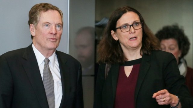 <p>
	Американският търговски представител Робърт Лайтайзър и Сесилия Малмстрьом. <em>Снимка: Архив Ройтерс</em></p>
