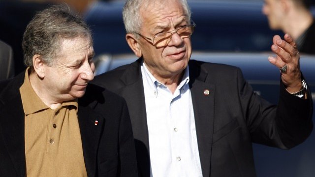 <p>
	Г. Янакиев (вдясно) при визитата си при Жан Тод малко след избирането му за президент на ФИА през 2009 г. <em>Снимка: архив Ройтерс</em></p>
