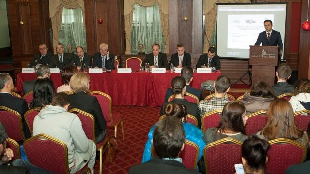 <p>
	В дискусията взеха участие (от ляво на дясно) доц. д-р Огнян Минчев, Илиян Василев, д-р Марко Арндт, Н. Пр. Детлеф Лингеман, Йордан Божилов, Симеон Попов, д-р Петър Николов, Даниел Митов.<em> Снимка: МВнР</em></p>
