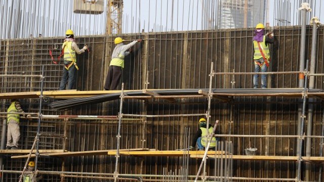 <p>
	Инвестициите и създаването на работни места са в основата на предложения план на Жан-Клод Юнкер, а в строителството и санирането има нужда от много работници. <em>Снимка: архив Ройтерс</em></p>
