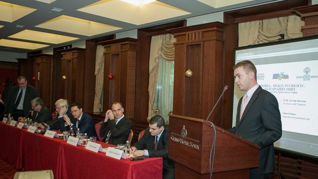 <p>
	В дискусията взеха участие <em>(от ляво на дясно) </em>доц. д-р Огнян Минчев, Илиян Василев, Н. Пр. Детлеф Лингеман, Йордан Божилов, Даниел Митов, д-р Петър Николов,Симеон Попов.<em> Снимка: МВнР</em></p>
