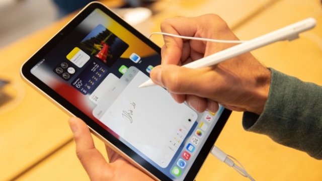 <p>
	Купувач разглежда последния&nbsp;iPad Mini в магазин в Ню Йорк. <em>Снимка: Beenah Moon/Bloomberg</em></p>
