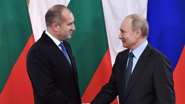 Българският президент Румен Радев и руският му колега Владимир Путин в кулоарите на Международния икономически форум в Санкт Петербург през 2019 г. Снимка: EPA/БГНЕС