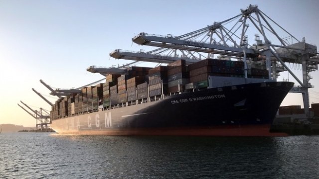 <p>
	Контейнеровоз на пристанището в Оуклънд. <em>Снимка: Ройтерс</em></p>
