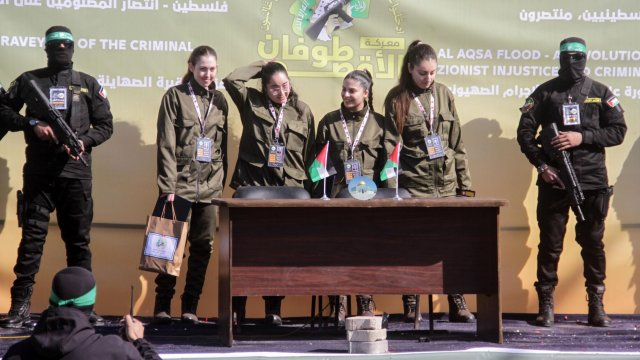 Четирите израелски военнослужещи, преди да бъдат предадени на служители на Международния комитет на Червения кръст. Снимка: EPA/MAHMOUD ZAKI