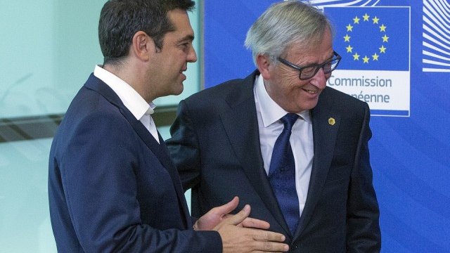 <p>
	Гръцкият премиер Алексис Ципрас (вляво) и председателят на ЕК Жан-Клод Юнкер в Брюксел. Снимка: <em>Ройтерс</em></p>
