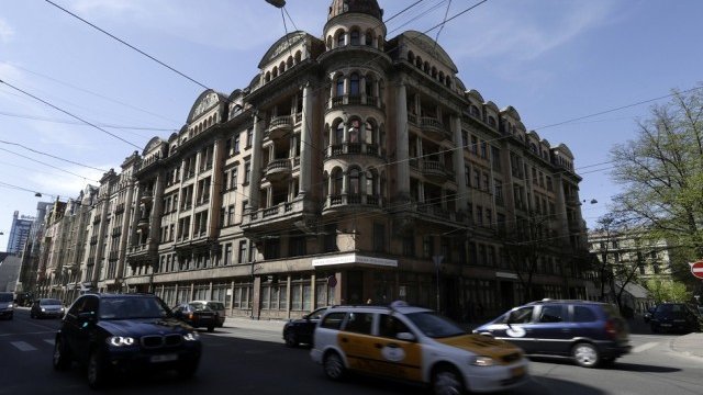 <p>
	Сградата, в която се е помещавала КГБ в Рига. Снимка: <em>Ройтерс</em></p>
