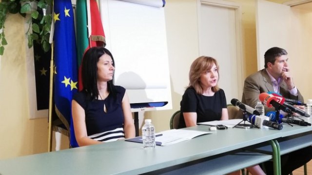 <p>
	<em>Брифинг на НАП. Галя Димитрова (в средата). Снимка: Investor.bg</em></p>
