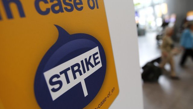 <p>
	През последните месеци&nbsp;Lufthansa често е разтърсвана от стачки. <em>Снимка: Ройтерс</em></p>
