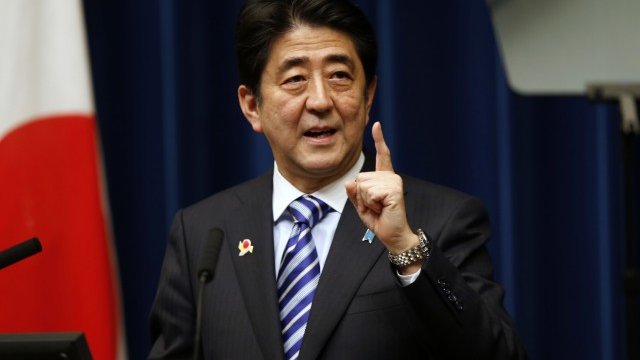 <p>
	Дългосрочността на политиките на Шиндзо Абе е под сериозно съмнение. <em>Снимка: Ройтерс</em></p>
