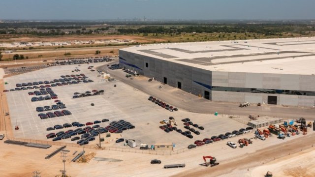 Какво се случва с производството на Tesla?