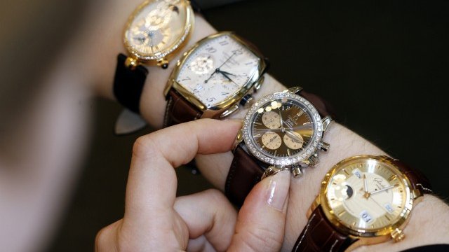 <p>
	Breguet, Longines, Omega и Glashuette - луксозните марки на Swatch. <em>Снимка: Ройтерс</em></p>
