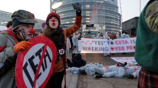 <p>
	Ппротивници на споразумението протестираха пред сградата на ЕП. <em>Снимка: Ройтерс</em></p>
