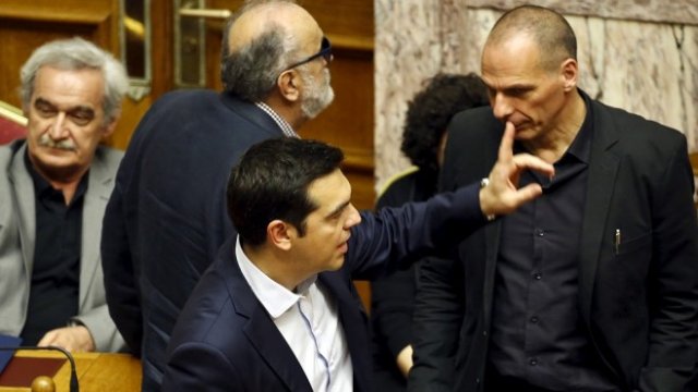 <p>
	Янис Варуфакис (вдясно) докато още беше част от правителството на Гърция. <em>Снимка: Архив Ройтерс</em></p>
