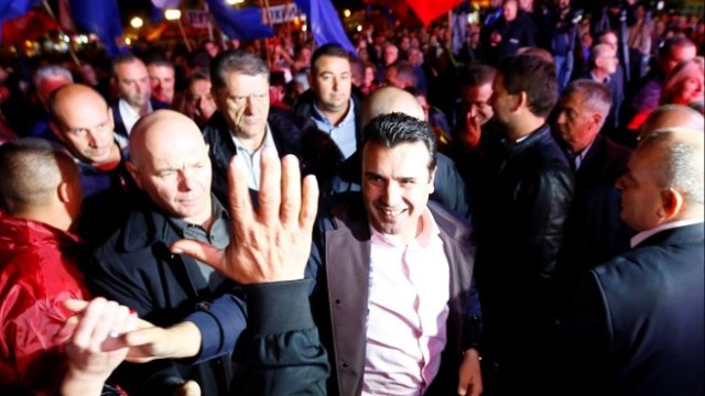 <p>
	<em>Премиерът Зоран Заев по време на предизборна кампания в Охрид. Снимка: Ройтерс</em></p>
