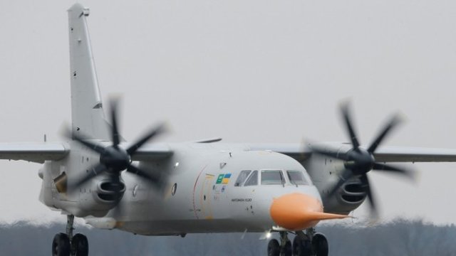 <p>
	Самолет Ан-123 на площадката на завода &bdquo;Антонов&ldquo; в Украйна, 31 март 2017 г.&nbsp;<em>Снимка: Ройтерс</em></p>
