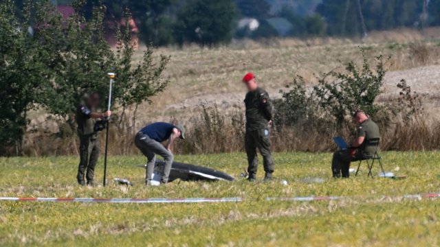 Разследващи в Полша разглеждат руски дрон, паднал на територията на страната близо до границата ѝ с Украйна. Снимка: EPA/WOJTEK JARGILO 