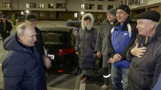 Кадри показват как Путин разговаря с граждани в града. Снимка:  . EPA/RUSSIAN PRESIDENT PRESS 