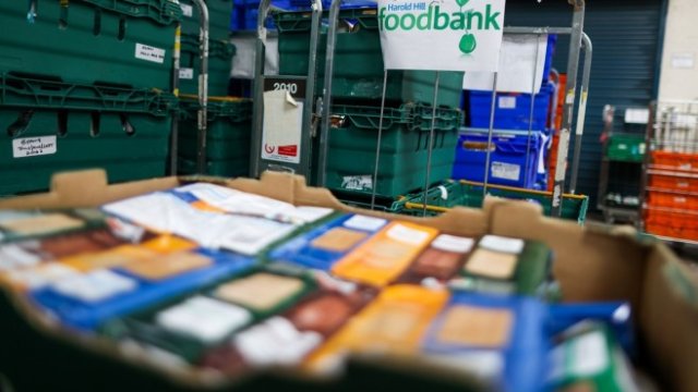 <p>
	Хранителна банка в Харълд Хил, Великобритания. <em>Снимка: Bloomberg</em></p>
