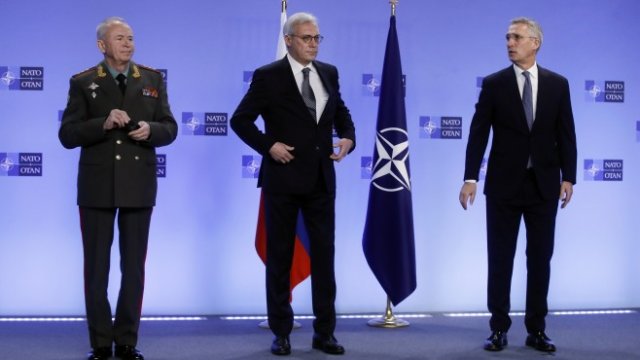 <p>
	Руският заместник-министър на отбраната генерал-полковник Александър Фомин, заместник-министърът на външните работи на Руската федерация Сергей Рябков и генералният секретар на НАТО Йенс Столтенберг присъстват на заседанието на Съвета НАТО-Русия. <em>Снимка: EPA/OLIVIER HOSLET / POOL</em></p>
