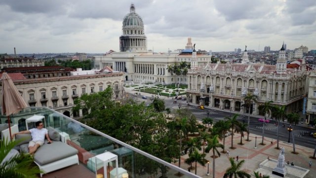 <p>
	Гледка към Хавана от реновирания Gran Hotel Manzana. <em>Снимка: Архив Ройтерс</em></p>
