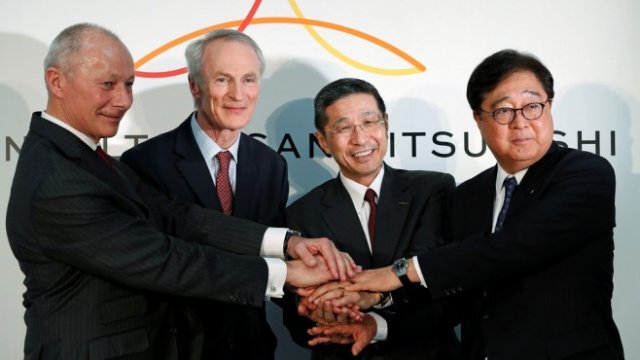 <p>
	<span class="Lbl" id="a2.1.2.5.1.3.2:CaptionLong_Lbl">Тиери Болор, Жан-Доминик Сенар, Хирото Саикава и Осаму Масуко (от ляво надясно) в края на съвместната им пресконференция. <em>Снимка: Ройтерс</em></span></p>
