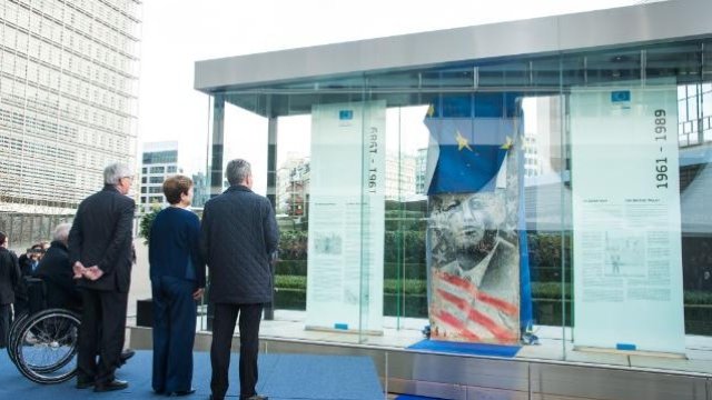 <p>
	Парче от Берлинската стена беше поставено пред сградата на ЕК в Брюксел. Снимка: <em>ЕК</em></p>
