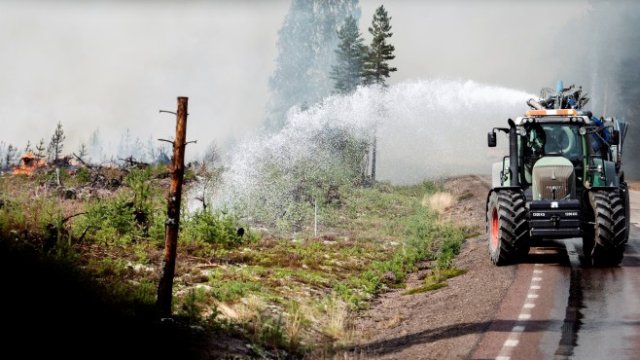 <p>
	Швеция се бори с пожарите. <em>Снимка: Ройтерс</em></p>
