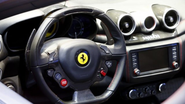 Банка раздава 150 Ferrari-та като мениджърски бонуси?