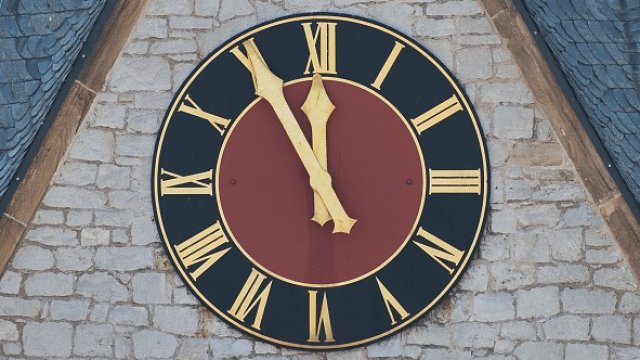 <p>
	Часовникът тиктака. <em>Снимка: Getty</em></p>
