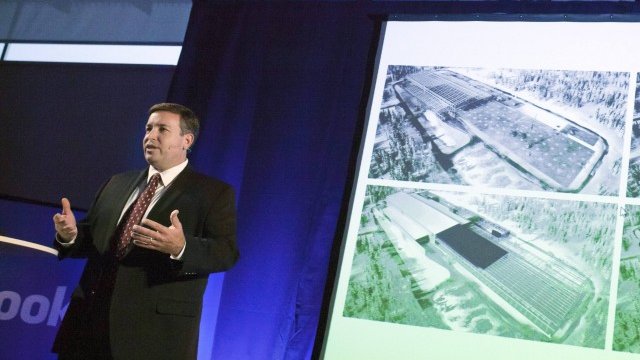 <p>
	Томас Фурлонг представя проекта в Швеция. <em>Снимка: Ройтерс</em></p>
