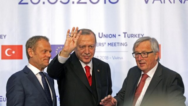 <p>
	Реджеп Ердоган (в средата), Жан-Клод Юнкер (вдясно) и Доналд Туск (вляво) по време на срещата им във Варна по-рано тази година. <em>Снимка: Ройтерс</em></p>
