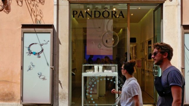 <p>
	Туристи в центъра на Рим.<em> Снимка: Ройтерс</em></p>
