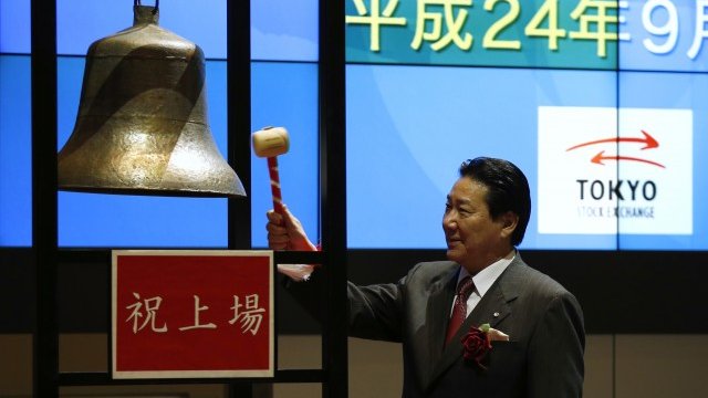 <p>
	Президентът на компанията Йошихару Уеки удря камбаната по време на тържествената церемония на Токийската борса. <em>Снимка: Ройтерс</em></p>
