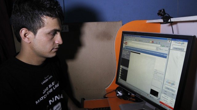 <p>
	Афганец търси клипове в Youtube в интернет кафе в Кабул. <em>Снимка: Ройтерс</em></p>
