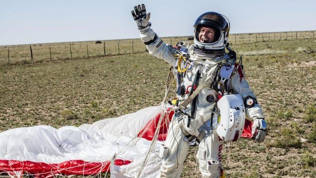 <p>
	Феликс Баумгартнър - стъпил сигурно на краката си след приземяването. <em>Снимка: Ройтерс</em></p>

