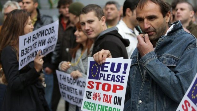 <p>
	Производителите на "зелена" енергия продължават с протестите заради решението на енергийния регулатор. <em>Снимка: БТА</em></p>
