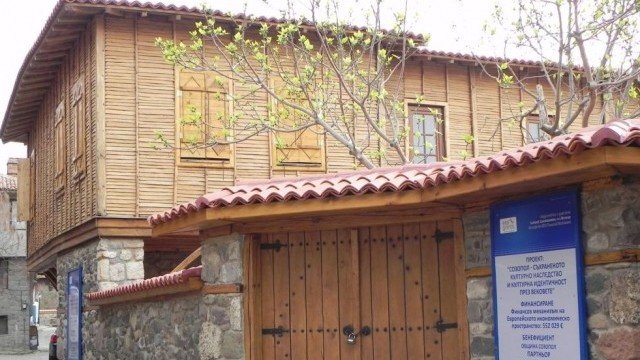 <p>
	Сградата на &bdquo;Тракийския хан&ldquo; в стария град на Созопол, който е Етнографски музей. <em>Снимка: Община Созопол</em></p>
