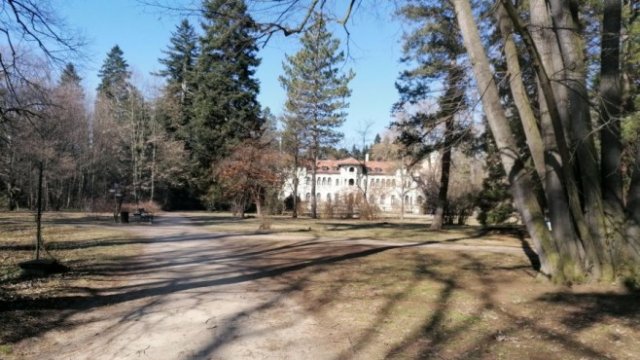 <p>
	Паркът и дворецът &quot;Врана&quot;. <em>Снимка: Investor Media Group</em></p>
