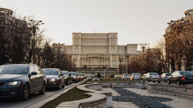 <p>
	Сградата на парламента в Букурещ. <em>Снимка: Ioana Epure/Bloomberg</em></p>
