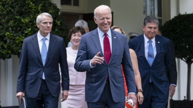 <p>
	Имат думата ми, ще се придържам към това, което предложихме, каза Джо Байдън (в средата). Снимка: Bloomberg L.P.</p>
