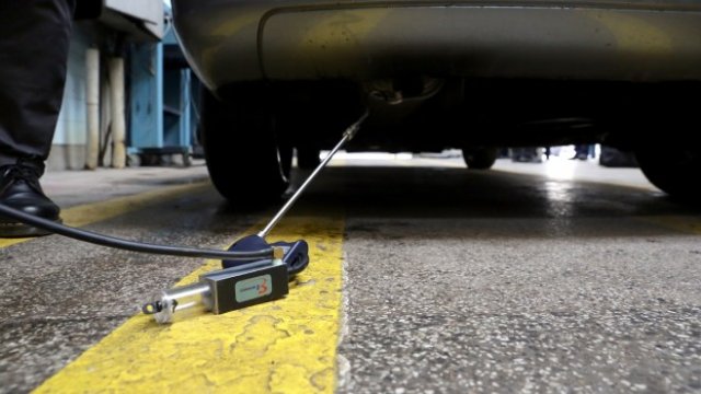 <p>
	В Столичния КАТ бяха представени газ анализатори за проверка на автомобили.&nbsp;<em>Снимка: БТА</em></p>
