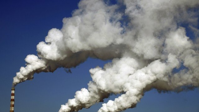 <p>
	Дим, излизащ от комините на китайски топлоцентрала, Снимка: <em>Ройтерс</em></p>
