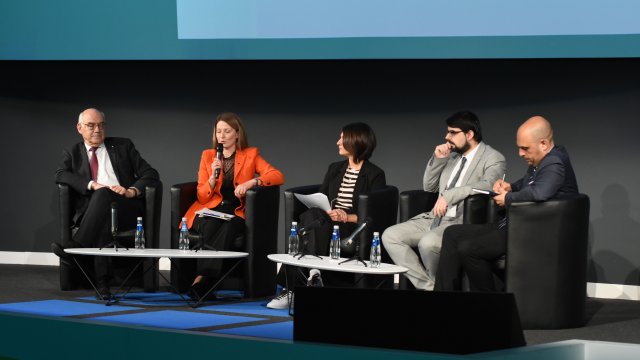 Участниците в първия панел на събитието Energy of Tomorrow. Снимка: Investor.bg 